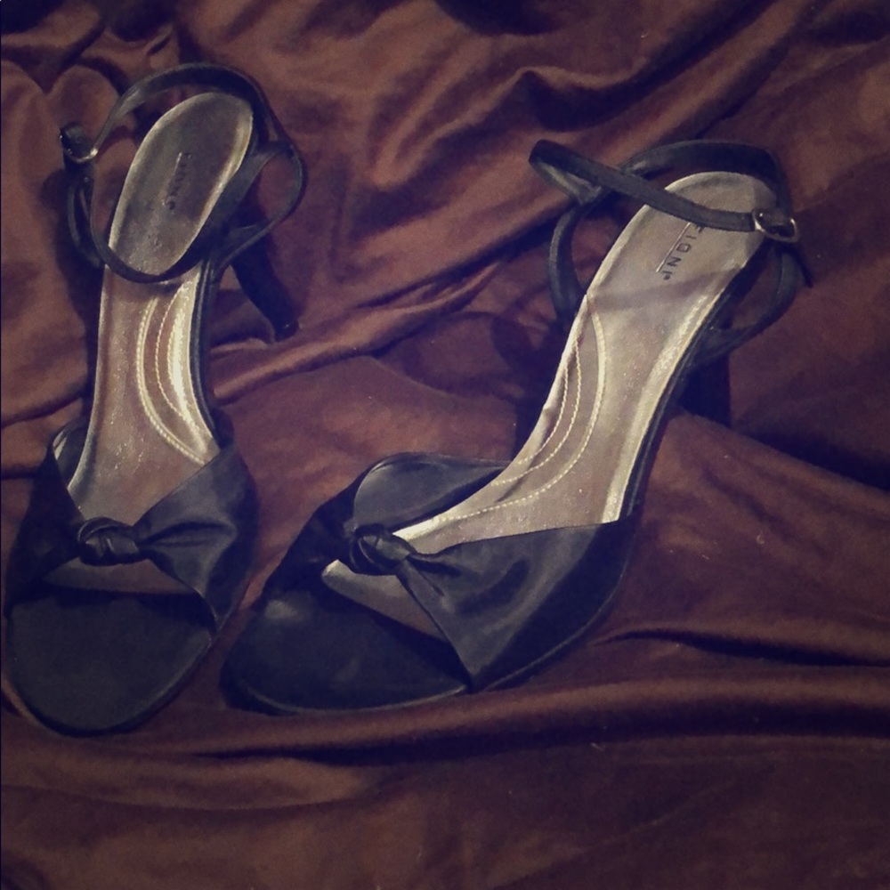 Cute Strappy Black Heel - Great for the Holidays!